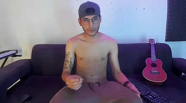 Snapshot of Henrikk_senn chatting on December 2, 11:45 am Henrikk senn online show from December 2, 11:45 am