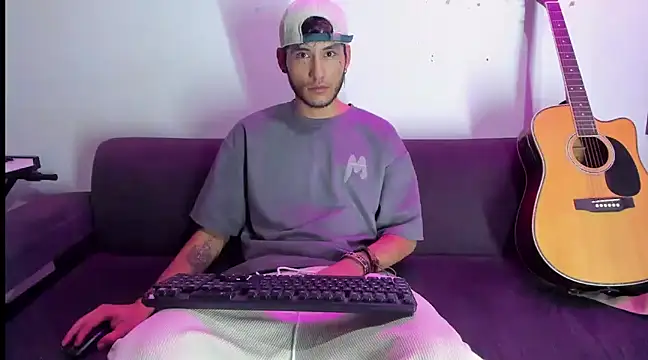 Snapshot of Henrikk_senn chatting on December 12, 9:30 am Henrikk senn online show from December 12, 9:30 am