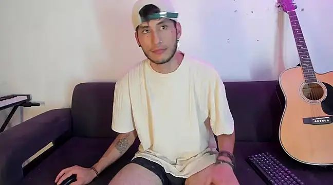 Snapshot of Henrikk_senn chatting on December 13, 2:32 am Henrikk senn online show from December 13, 2:32 am