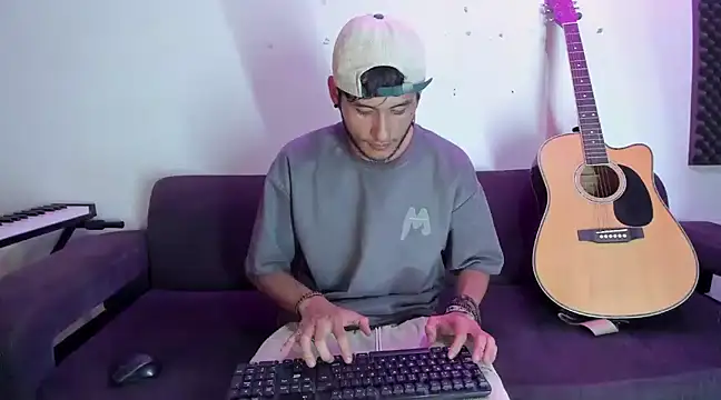 Snapshot of Henrikk_senn chatting on December 14, 2:56 am Henrikk senn online show from December 14, 2:56 am