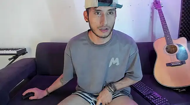 Snapshot of Henrikk_senn chatting on December 17, 2:44 pm Henrikk senn online show from December 17, 2:44 pm