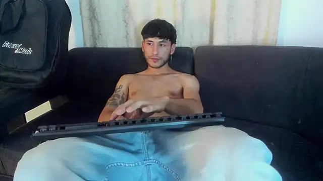 Snapshot of Henrikk_senn chatting on October 5, 9:18 am Henrikk senn online show from October 5, 9:18 am