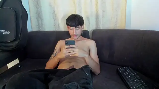 Snapshot of Henrikk_senn chatting on October 15, 9:48 pm Henrikk senn online show from October 15, 9:48 pm