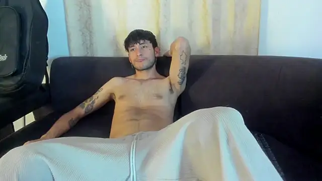 Snapshot of Henrikk_senn chatting on October 17, 10:01 pm Henrikk senn online show from October 17, 10:01 pm