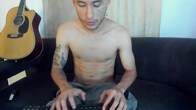 Snapshot of Henrikk_senn chatting on October 27, 3:21 am Henrikk senn online show from October 27, 3:21 am