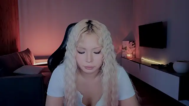 RileyMee online show from April 14, 6:19 am