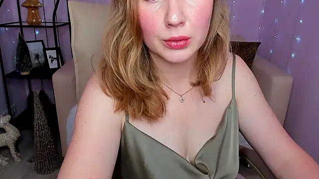 Snapshot of Helens_love chatting on December 15, 5:34 am Helens love online show from December 15, 5:34 am