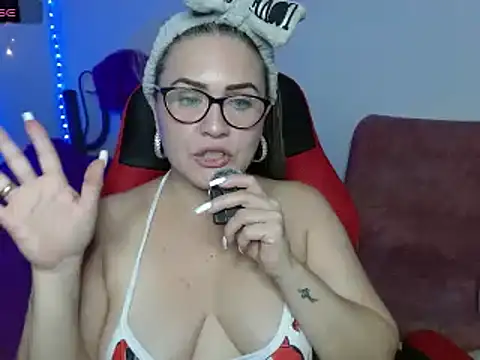 Snapshot of helenca43 chatting on February 2, 2:48 am helenca43 online show from February 2, 2:48 am