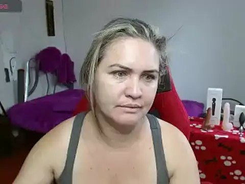 Snapshot of helenca43 chatting on February 4, 11:49 am helenca43 online show from February 4, 11:49 am