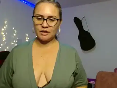 Snapshot of helenca43 chatting on February 6, 7:13 am helenca43 online show from February 6, 7:13 am