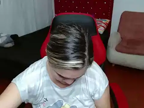 Snapshot of helenca43 chatting on February 8, 11:34 pm helenca43 online show from February 8, 11:34 pm