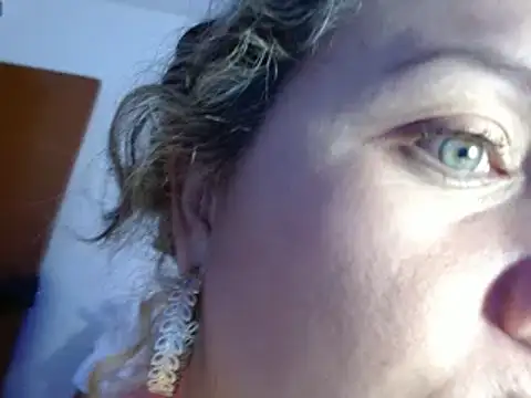 Snapshot of helenca43 chatting on February 17, 3:15 am helenca43 online show from February 17, 3:15 am