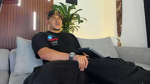 Snapshot of lucasanto_ chatting on February 2, 1:48 am lucasanto online show from February 2, 1:48 am