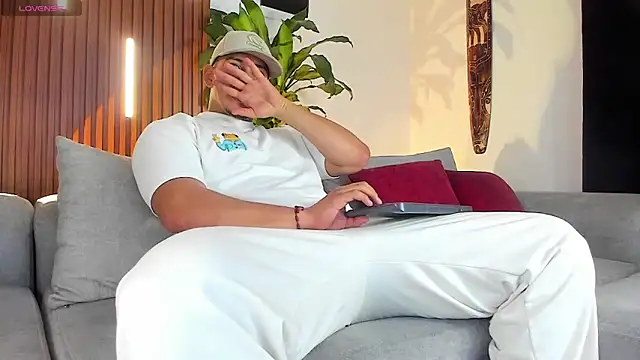 Snapshot of lucasanto_ chatting on February 20, 3:36 am lucasanto online show from February 20, 3:36 am