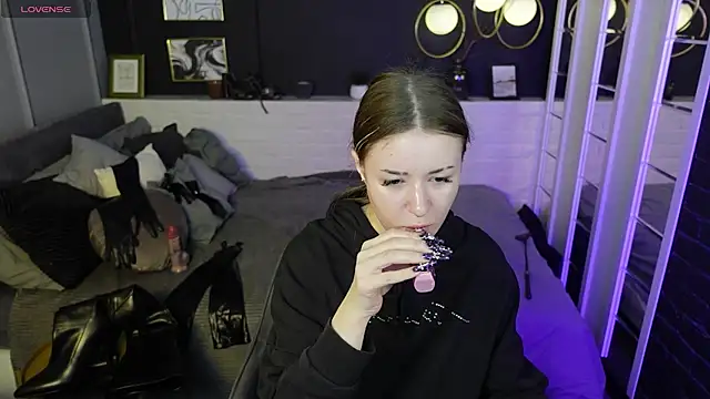 Lily Moonlight online show from March 6, 7:47 am