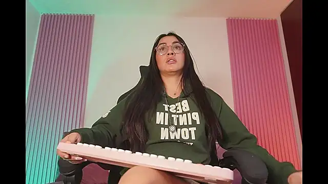 leila petitee  online show from February 22, 11:31 am