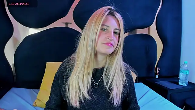 GiaRoussel online show from February 12, 4:02 pm