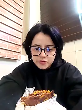 Snapshot of Lin-cute chatting on March 4, 5:32 am Lin-cute online show from March 4, 5:32 am