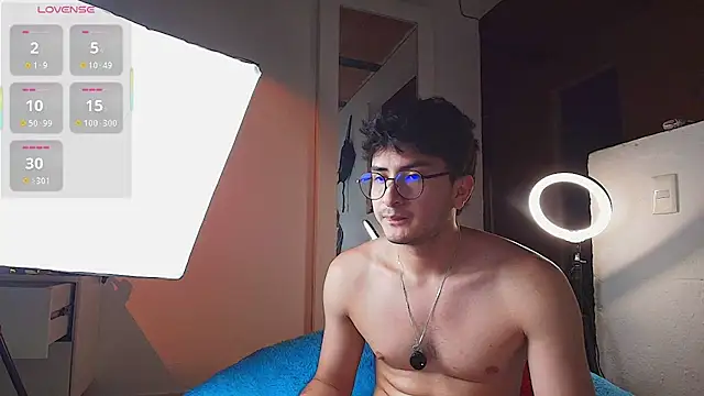 Snapshot of santyago_taylor chatting on May 19, 1:56 am santyago taylor online show from May 19, 1:56 am