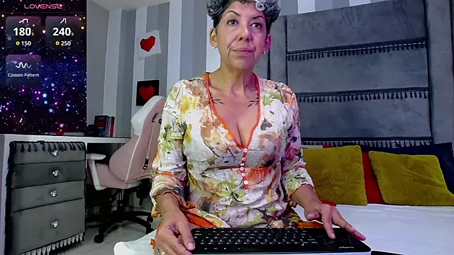 Snapshot of Julianewell chatting on June 29, 12:27 pm Julianewell online show from June 29, 12:27 pm