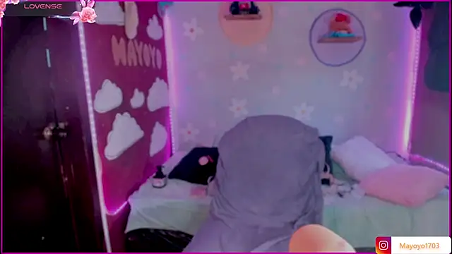 kiki cavilll online show from December 18, 2:45 pm