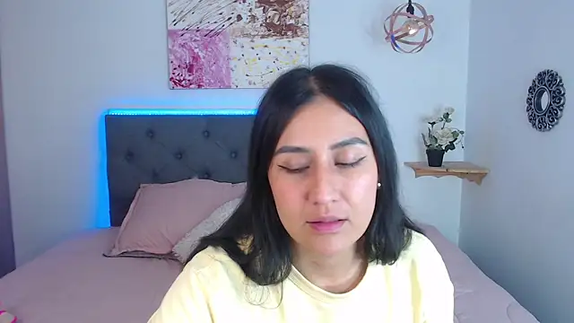 mia aira online show from February 11, 8:31 pm