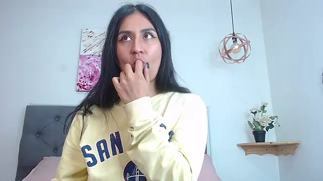 mia aira online show from February 11, 11:33 pm