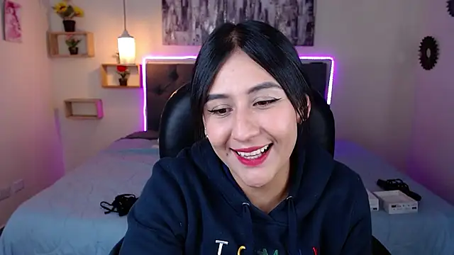 mia aira online show from February 18, 8:25 pm