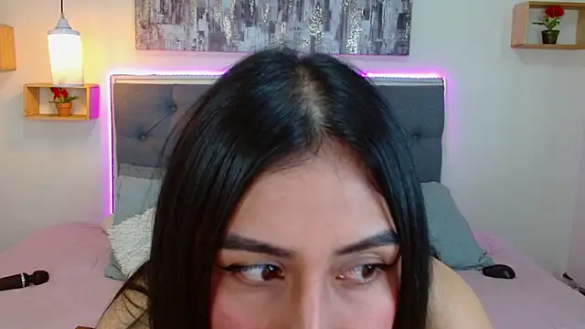 mia aira online show from November 20, 3:45 pm