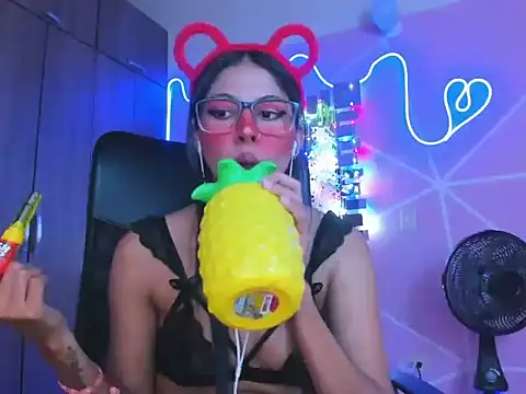 Snapshot of _ALLYSON18_ chatting on January 31, 2:28 pm ALLYSON18 online show from January 31, 2:28 pm