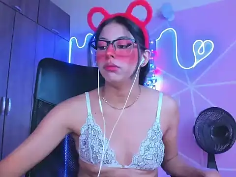 Snapshot of _ALLYSON18_ chatting on February 1, 2:24 pm ALLYSON18 online show from February 1, 2:24 pm