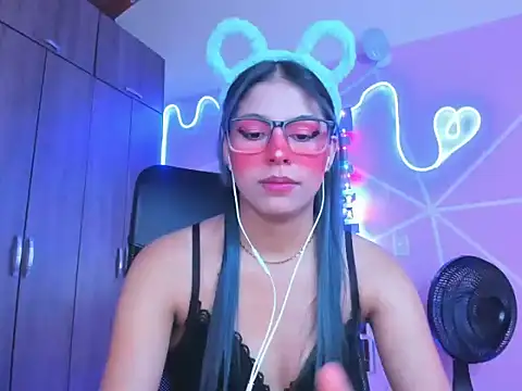 Snapshot of _ALLYSON18_ chatting on February 2, 11:19 am ALLYSON18 online show from February 2, 11:19 am