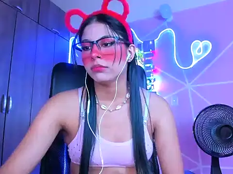Snapshot of _ALLYSON18_ chatting on February 6, 11:21 am ALLYSON18 online show from February 6, 11:21 am