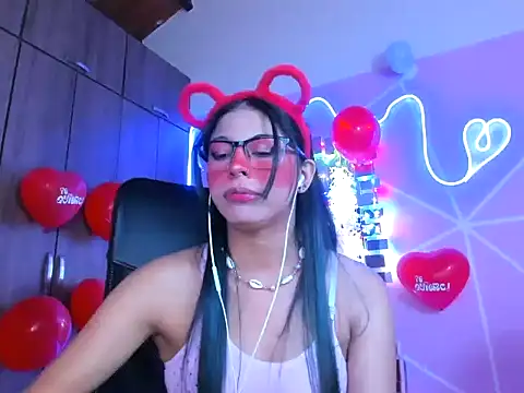 Snapshot of _ALLYSON18_ chatting on February 16, 2:43 pm ALLYSON18 online show from February 16, 2:43 pm