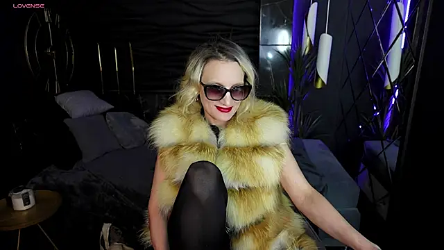 Queen Anna  online show from December 14, 4:42 pm