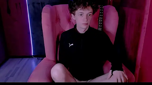 Snapshot of LukeSweet chatting on February 4, 10:43 am LukeSweet online show from February 4, 10:43 am