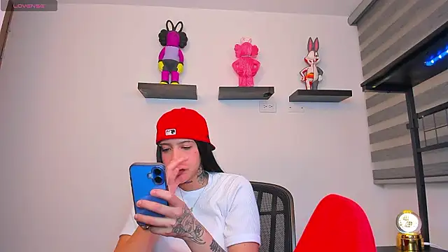 Gangster Girl online show from March 12, 6:30 am