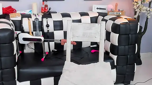 SARAFOXX  online show from December 19, 8:55 pm