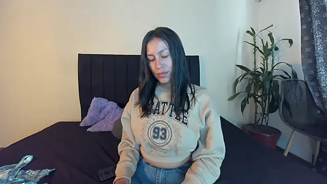 EmiGomez  online show from March 11, 8:42 pm