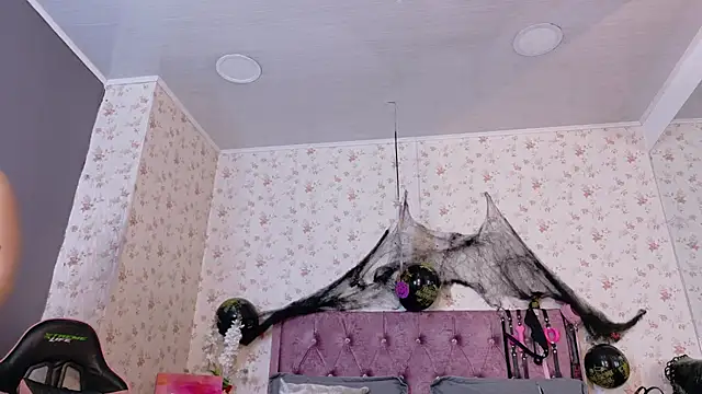 AvrillThomas online show from October 28, 4:31 pm