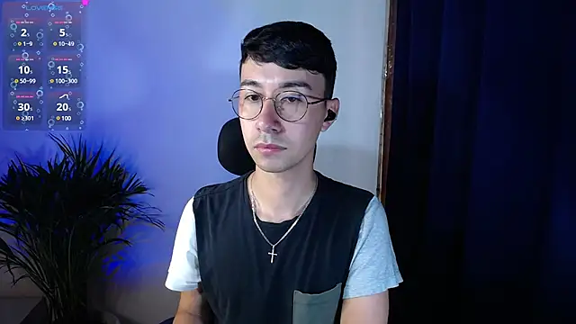 Snapshot of cameron_cum chatting on December 31, 2:25 pm cameron cum online show from December 31, 2:25 pm