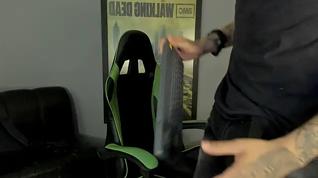 Snapshot of jamesinked_ chatting on February 9, 6:37 pm jamesinked  online show from February 9, 6:37 pm