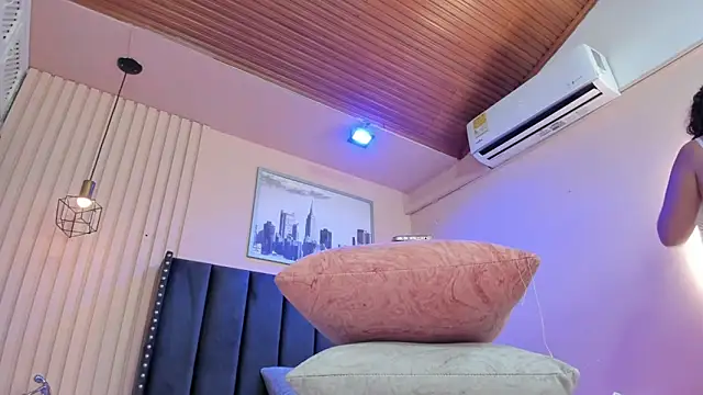 viiolett lee online show from February 19, 7:43 pm