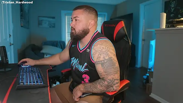 Snapshot of B_The_Creator_X chatting on March 9, 10:41 pm B The Creator X online show from March 9, 10:41 pm