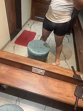 Snapshot of versatile_guy01 chatting on October 27, 11:03 am versatile guy01 online show from October 27, 11:03 am