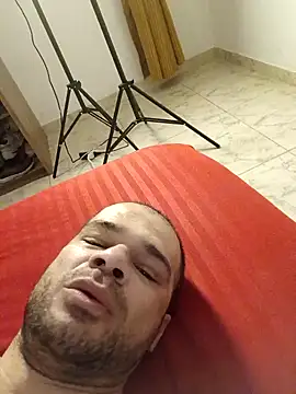 Snapshot of LEIRIS_Y_FRED_01 chatting on December 20, 10:05 am LEIRIS Y FRED 01 online show from December 20, 10:05 am