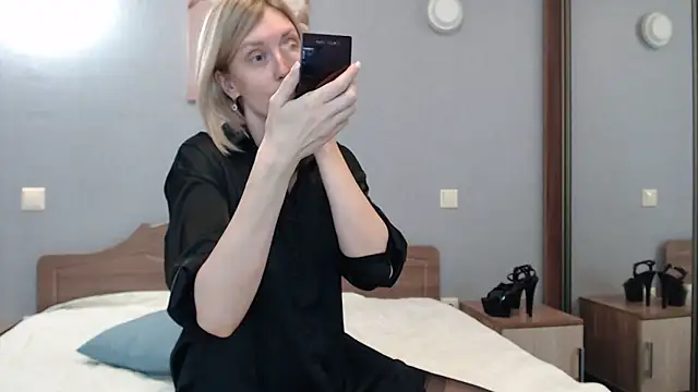 AvelinaLeoni online show from January 24, 8:44 am