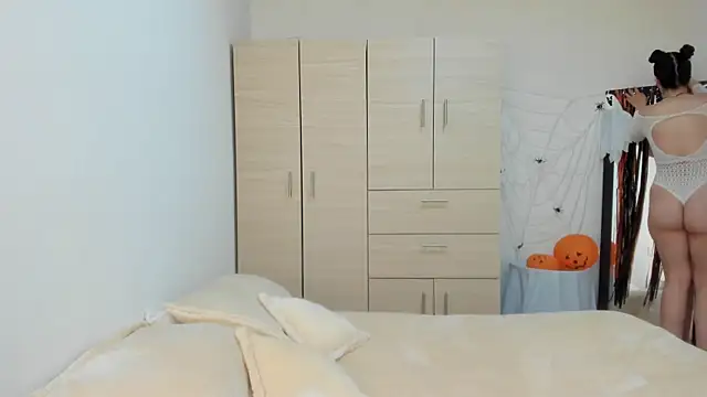 Elle Lee  online show from October 16, 2:29 pm