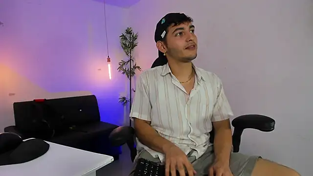 Snapshot of DiegoRogue_ chatting on December 9, 3:33 pm DiegoRogue online show from December 9, 3:33 pm