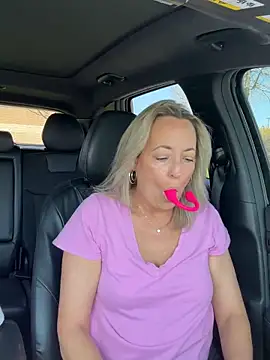 Snapshot of Cherry-red-xo chatting on April 23, 4:09 pm Cherry-red-xo online show from April 23, 4:09 pm